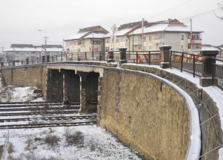 Podul de lângă blocul ANL va fi reclădit pe actuala structură de rezistenţă